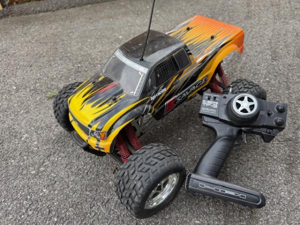 Neuwertiger 1/10 E-Savage HPI